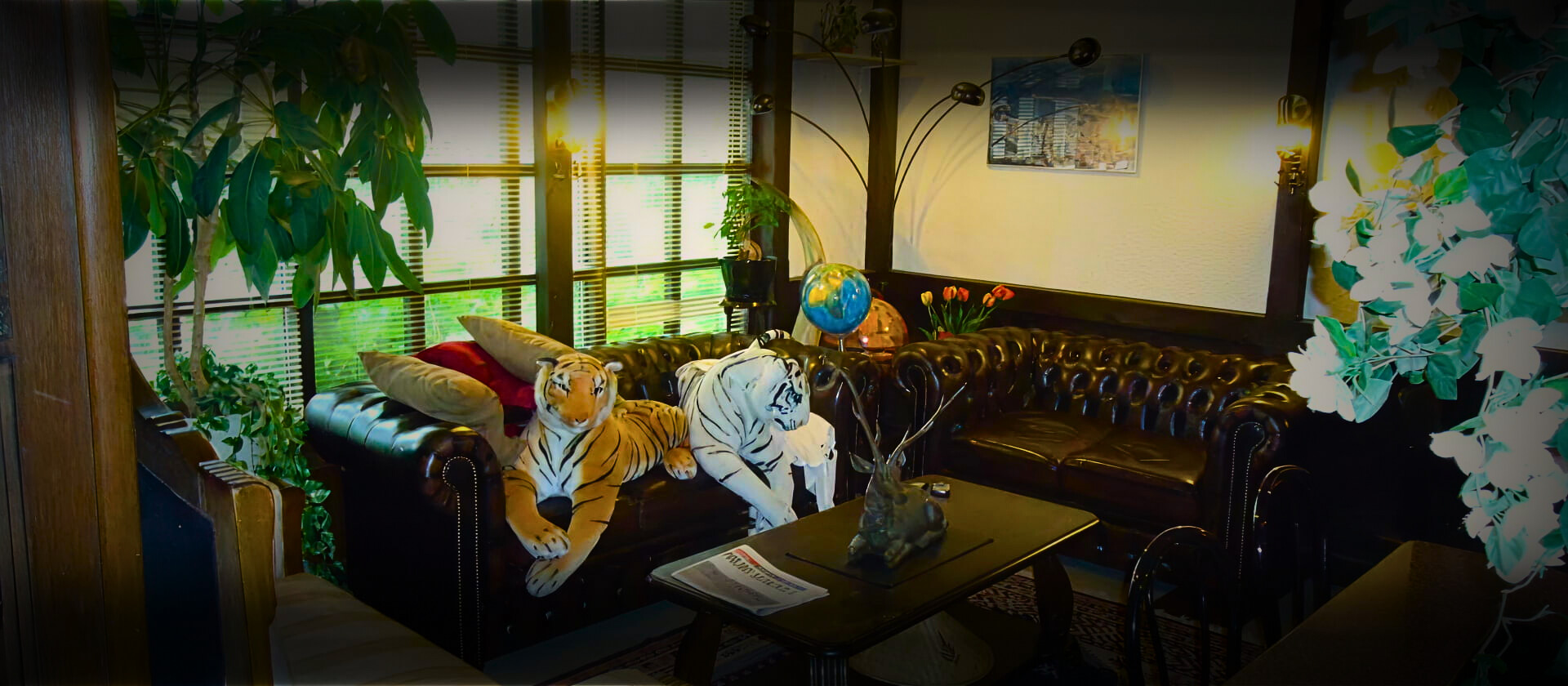 Hotelli Lamminpää aulassa istuva mies